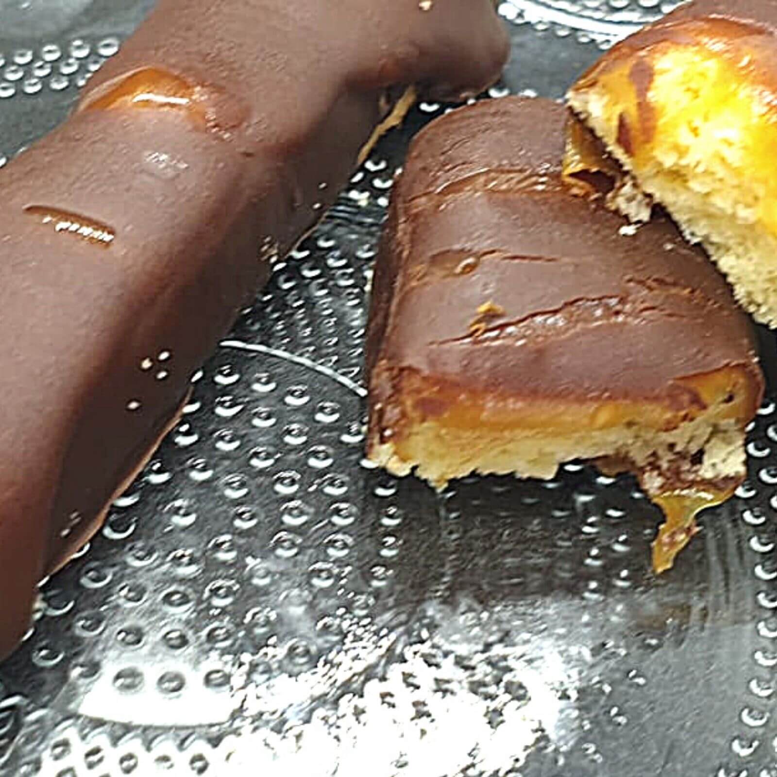 טוויקס ביתי ללא גלוטן הוא טעים, יש לו שכבת קרמל מדויקת, עוגייה פריכה ונימוחה, ציפוי שוקולד מטמטם.
