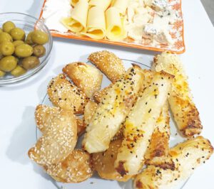 בתמונה גם בוריקיטס גבינה בולגרית עם בצק עלים ללאגלוטן(ראה מתכון לבצק עלים)